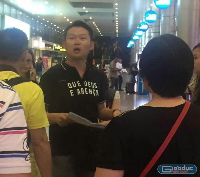Một HDV người Trung Quốc đang thuyết minh cho đoàn khách Trung Quốc khi qua Đà Nẵng du lịch. Ảnh: HDV cung cấp