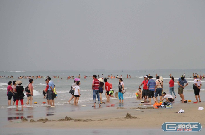 Khách du lịch Trung Quốc tham quan biển Mỹ Khê - Đà Nẵng. Ảnh: Hoàng Tuấn