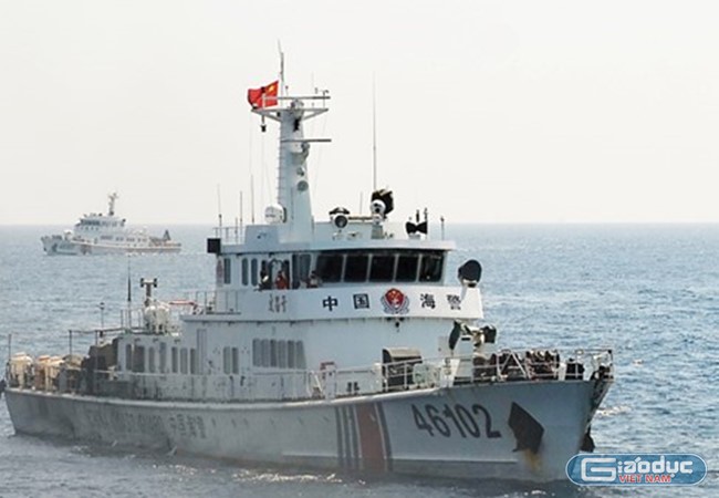 Tàu Trung Quốc - số hiệu 46102 tông chìm tàu cá QNg 90497 TS của ngư dân Quảng Ngãi. Ảnh T.L