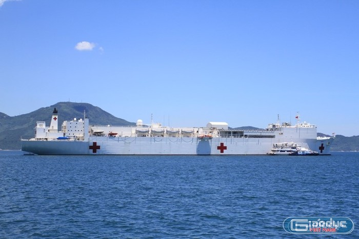 Tàu bệnh viện với 1.000 giường bệnh của hải quân Hoa Kỳ đã tới Đà Nẵng để tham gia vào điểm đến cuối cùng trong Chương trình Đối tác Thái Bình Dương vào tháng 8/2015. Ảnh: Hoàng Tuấn