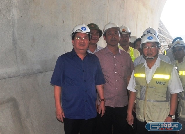 Chủ đầu tư tuyến cao tốc Đà Nẵng - Quảng Ngãi đang báo cáo tiến độ công trình cho Phó Thủ tướng Trịnh Đình Dũng vào sáng 15/7. Ảnh: Hoàng Tuấn