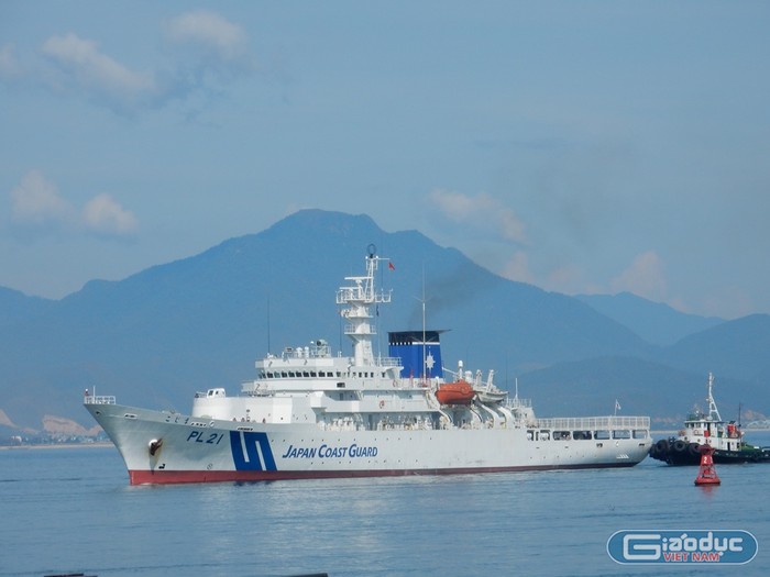 Tàu huấn luyện Kojima của Lực lượng bảo vệ bờ biển Nhật Bản vào vịnh Đà Nẵng, chuẩn bị cập cảng Tiên Sa. Ảnh: Hoàng Tuấn