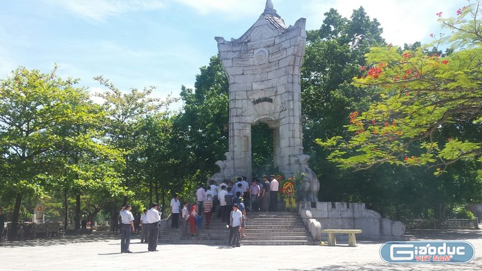 Hàng năm cứ đến tháng 7, dòng người lại đổ về Nghĩa trang liệt sĩ Trường Sơn để thắp hương tưởng nhớ. Ảnh: Hoàng Tuấn