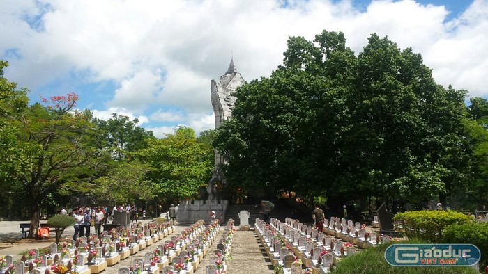 “Cây bồ đề thiêng” phủ bóng mát che chở tượng đài tại Nghĩa trang liệt sĩ Trường Sơn. Ảnh: Hoàng Tuấn