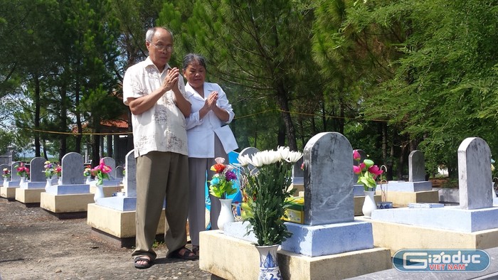 Vợ chồng ông Nguyễn Trọng Thăng và bà Trần Thị Song Hòa nghẹn ngào “hội ngộ” người thân trong những ngày tháng 7. Ảnh: B.Sương