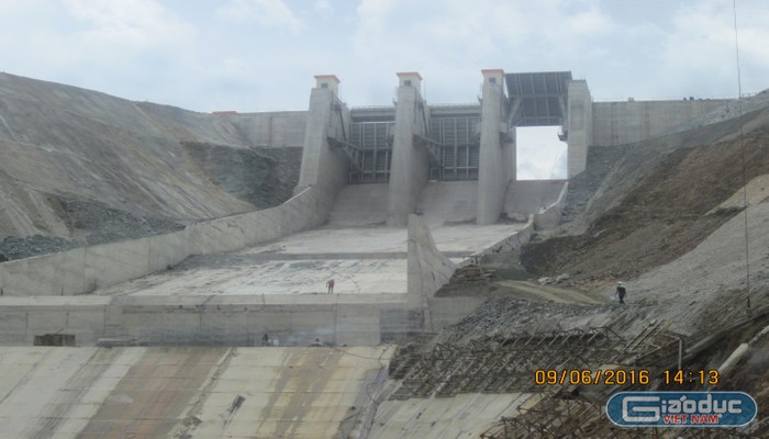 Hạng mục đập tràn của dự án thủy điện Sông Bung 2. Ảnh: H.T