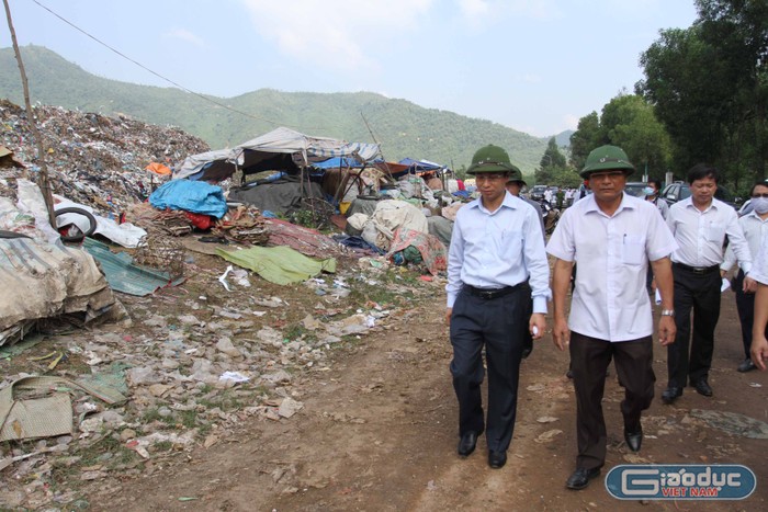 Bí thư Thành ủy Đà Nẵng Nguyễn Xuân Anh (bên trái) trong một lần đi kiểm tra bãi rác Khánh Sơn gây ô nhiễm khiến dân sống xung quanh vùng bức xúc. Ảnh: Hoàng Tuấn