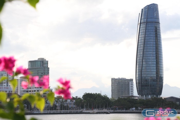 Tòa nhà Trung tâm hành chính TP Đà Nẵng nằm bên sông Hàn thơ mộng. Ảnh: Hoàng Tuấn