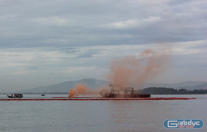 Tàu Biên phòng, tàu cảnh sát PCCC thả phao ngăn dầu loang và dập tắt đám cháy. Ảnh: Hoàng Tuấn