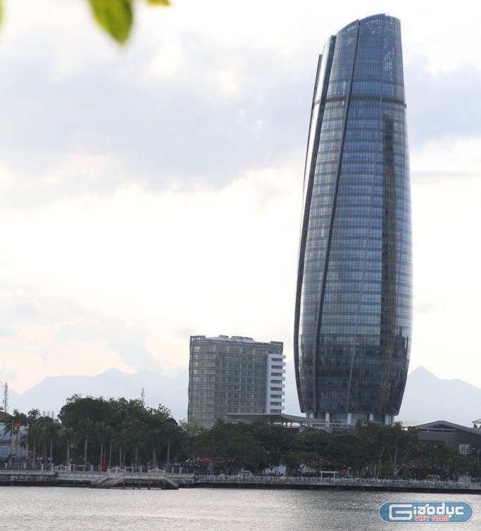 Tòa nhà Trung tâm hành chính tập trung TP Đà Nẵng nằm bên sông Hàn. Ảnh: Hoàng Tuấn