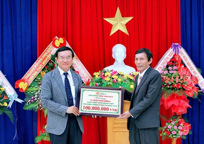 Đại diện ĐH Đông Á Đà Nẵng trao học bổng Hoa Anh Đào cho các trường THPT trên địa bàn miền Trung – Tây Nguyên. Ảnh: Hoàng Tuấn