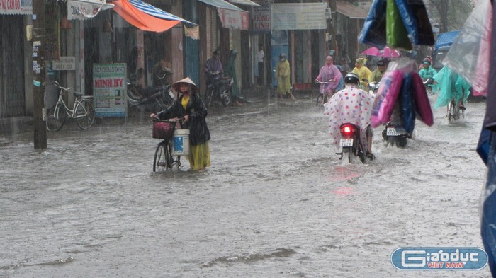 Do ảnh hưởng của áp thấp nhiệt đới sau mạnh lên thành bão, các tỉnh Nam Trung Bộ đang có mưa vừa, mưa to...Ảnh: Hoàng Tuấn