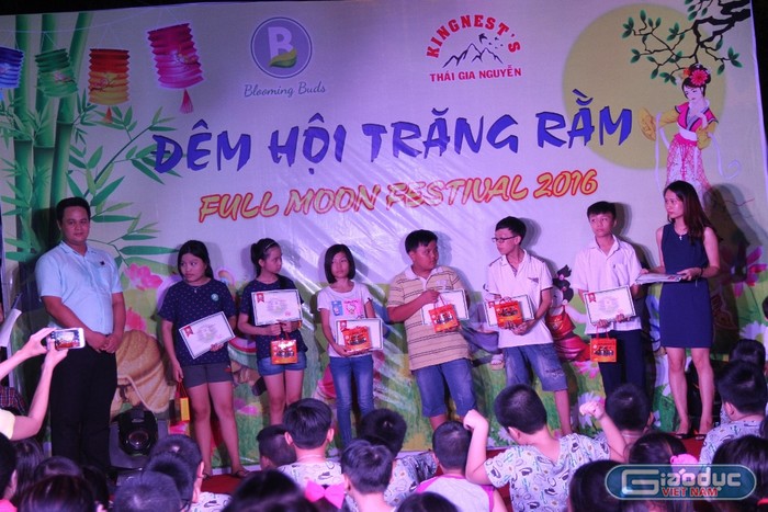 Trao học bổng cho các em học sinh nghèo vươn lên học giỏi ở Đà Nẵng. Ảnh: H.T