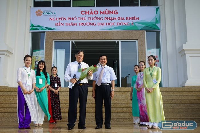 Nguyên Phó thủ tướng Phạm Gia Khiêm tham quan cơ sở giảng dạy và học tập của Đại học Đông Á. Ảnh: Hoàng Tuấn