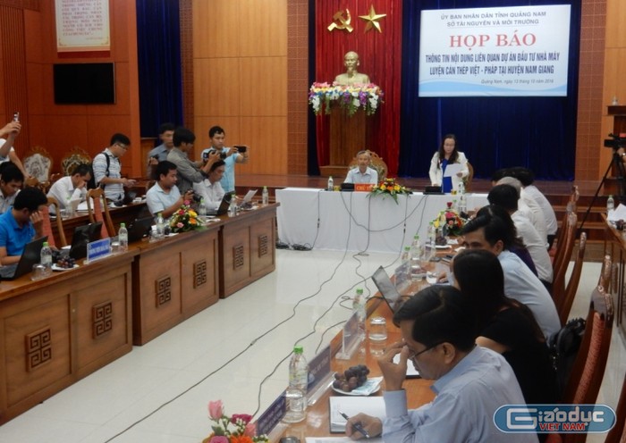 Quang cảnh buổi họp báo chiều 13/10 tại trụ sở UBND tỉnh Quảng Nam. Ảnh: Hoàng Tuấn