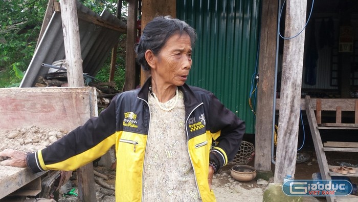 Bà Nguyễn Thị Điu kể lại việc con trai phá vách nhà sàn, cõng mẹ chạy lũ. Ảnh: B.S
