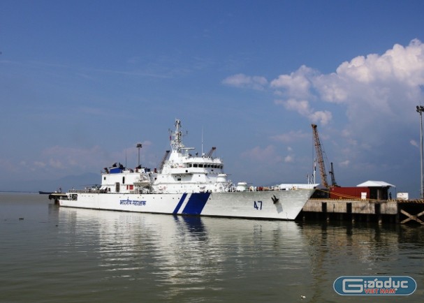 Tàu SAMRAT của Lực lượng bảo vệ bờ biển Ấn Độ cập cảng Tiên Sa - Đà Nẵng. Ảnh: Hoàng Tuấn