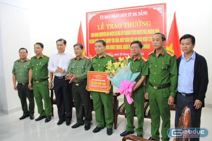 Chủ tịch UBND TP Đà Nẵng Huỳnh Đức Thơ (người áo trắng) thưởng nóng cho Ban chuyên án 042G. Ảnh: Hoàng Tuấn