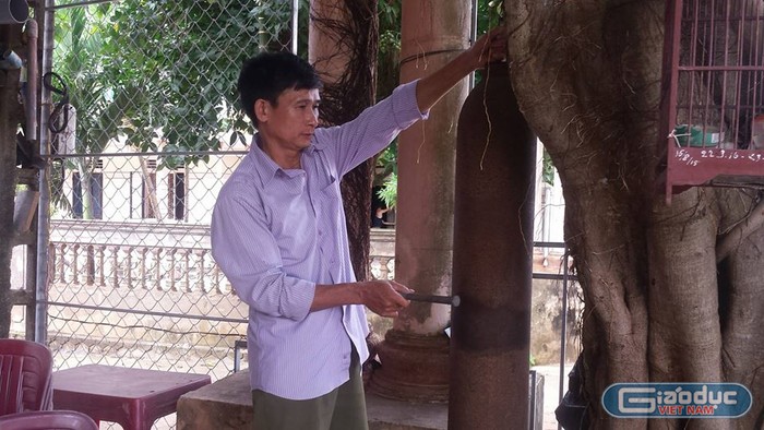Suốt 3 năm nay, trưởng thôn Phạm Văn Cảnh là người đánh kẻng nhắc nhở con em trong thôn Nam Đông đến giờ học bài vào mỗi tối. Ảnh: B.S