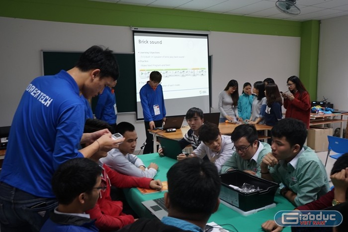 Sinh viên Việt - Hàn cùng nhau chia sẻ kiến thức và kinh nghiệm về Công nghệ thông tin, trực tiếp thiết kế và thử nghiệm robot, làm tàu lượn cao su, tàu sử dụng năng lượng mặt trời,...Ảnh: K.L