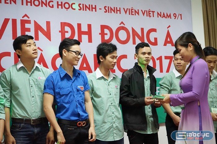 Sinh viên ĐH Đông Á được hỗ trợ vé xe về quê đón Tết. Ảnh K.L