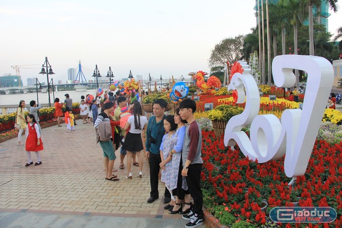 Điểm trang trí hoa trước trụ sở HĐND TP Đà Nẵng thu hút nhiều người dân và du khách vui chơi và chụp hình kỷ niệm...