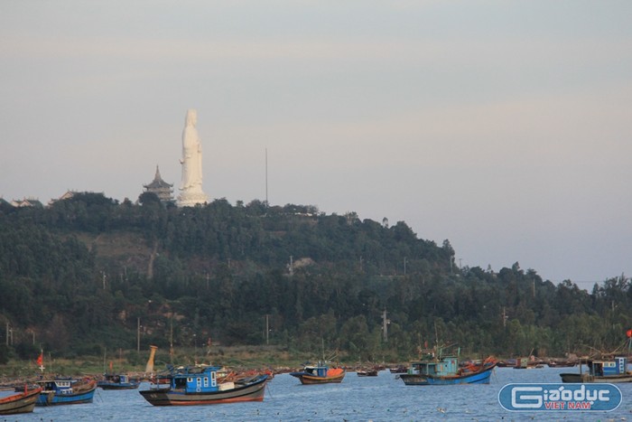 Nằm ở bán đảo Sơn Trà, cách trung tâm thành phố Đà Nẵng khoảng 10km, chùa Linh Ứng được xem là cõi Phật giữa chốn trần gian và là điểm du lịch tâm linh nổi tiếng ở miền Trung...