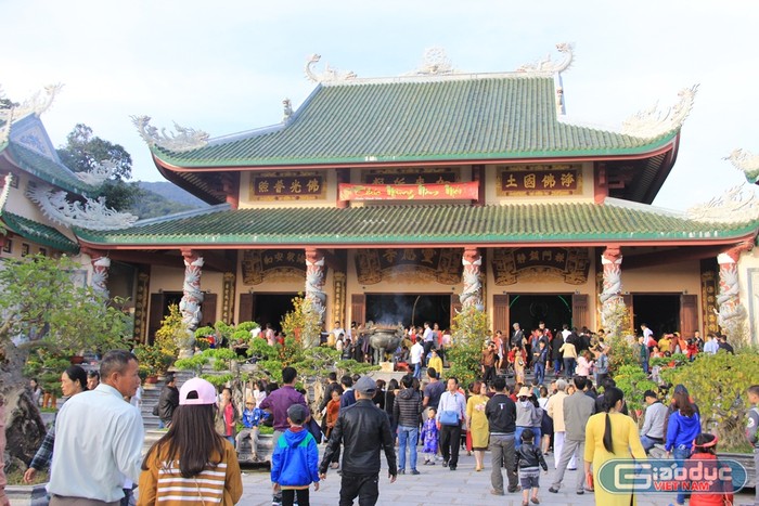 Người dân và du khách bước vào chùa với mong muốn nhiều điều tốt đẹp sẽ đến với gia đình, quê hương đất nước trong năm mới này...