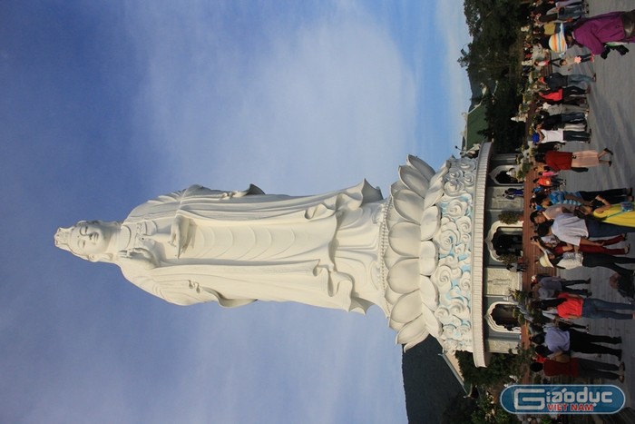 Khu vực nơi có tượng Phật Quan Thế Âm cao nhất Việt Nam thu hút nhiều người tới chiêm bái và chụp ảnh lưu niệm...