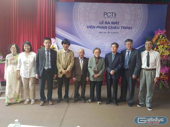 Các lãnh đạo chủ chốt của Viện Phan Chu Trinh tại lễ ra mắt. Ảnh: Khánh Linh