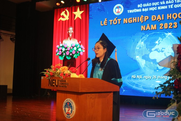 Trần Anh Ngọc đại diện cho gần 5000 sinh viên Trường Đại học Kinh tế Quốc dân phát biểu tri ân trong buổi lễ tốt nghiệp.