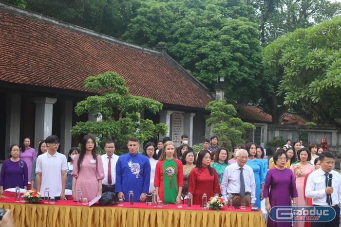 Các đại biểu cùng ban lãnh đạo của Trường trung học phổ thông Đinh Tiên Hoàng trong buổi lễ khai giảng.