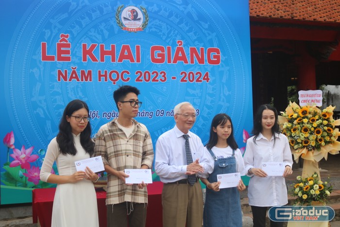 Thầy Nguyễn Tùng Lâm trao thưởng và chụp ảnh lưu niệm cùng 4 học sinh đạt điểm cao trong kỳ thi tốt nghiệp trung học phổ thông 2023. Trong đó các em đều đạt điểm tổng xét tuyển từ 25,15 điểm trở lên.
