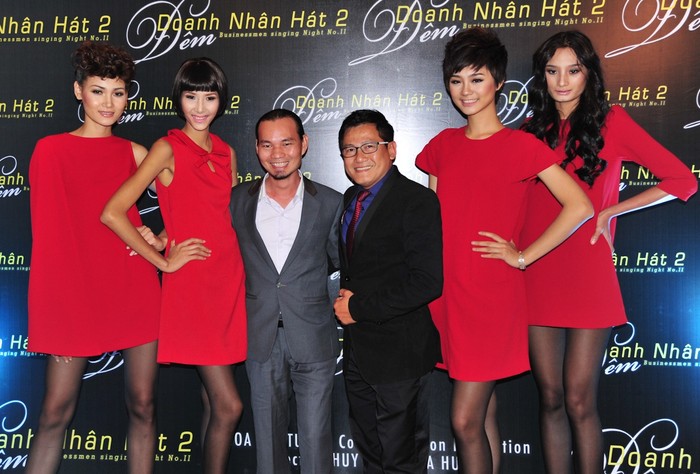 Trong khi đó, Hoàng Thuỳ - quán quân Vietnam’s Next Top Model tạo dáng, chụp ảnh cùng ca sĩ Thuỵ Vũ và nhiếp ảnh gia Quốc Huy. Ảnh: D.C