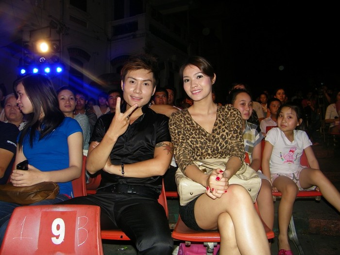 Phía dưới sân khấu, có mặt cựu thành viên nhóm Biển Xanh – ca sĩ Trần Nam và bạn gái.