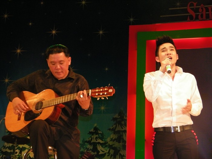Giọng hát giàu cảm xúc của Quang Hà phiêu du theo tiếng guitar điêu luyện của Hoàng Minh trong bài Dấu chân địa đàng.