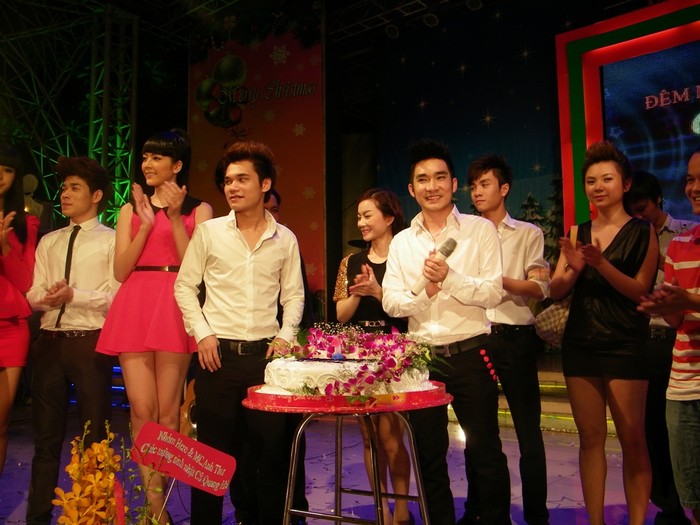 Lần đầu tiên, khán giả đã nhìn thấy người yêu của Quang Hà (bìa phải) trong đêm nhạc đặc biệt.