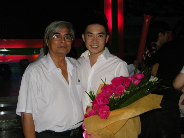 Bố của ca sĩ Quang Hà – nhạc sĩ Vũ Cẩm bay từ Hà Nội vào TP.HCM chia vui cùng con trai.