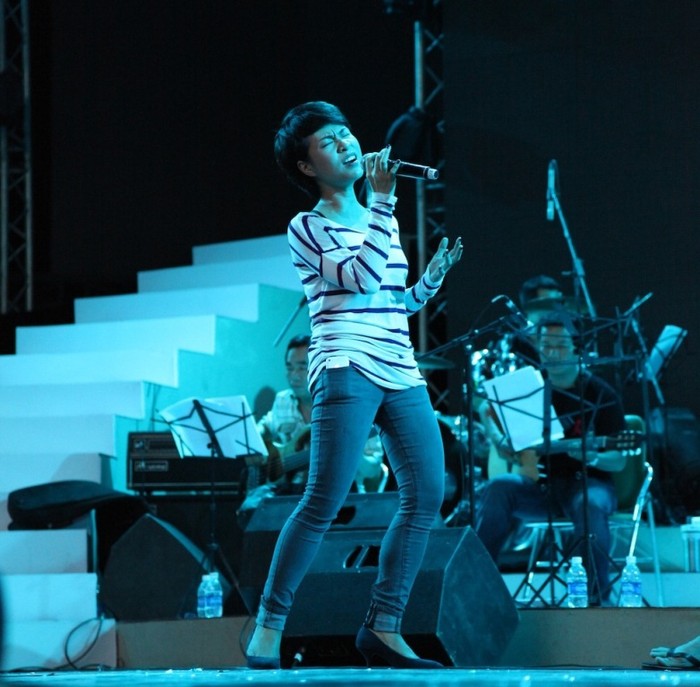 Tuy là một buổi tập luyện nhưng thần tượng âm nhạc Việt Nam 2010 rất “máu lửa” với ca khúc Người hát tình ca (sáng tác: Lưu Thiên Hương), đang dẫn đầu bảng.