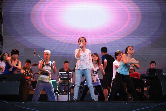 Đoan Trang, ca sĩ “chocolate” đã xóa tan cảm giác “thế chỗ” một số ca sĩ vắng mặt bằng những vũ điệu sôi động… trong ca khúc Nữ thần – một đồng sáng tác của Lil Nguyễn – Quốc Bảo.