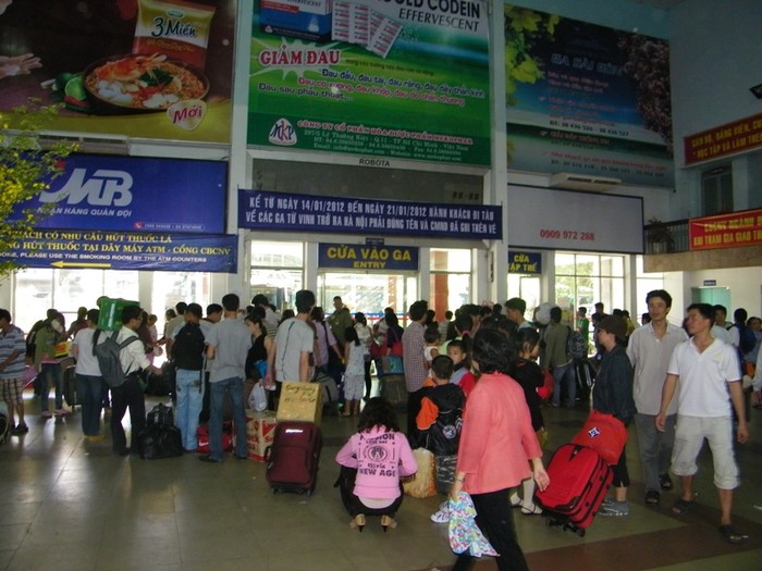 Rời bến xe Miền Đông, chúng tôi đến ga xe lửa Hoà Hưng. Tình hình ở đây khá trật tự, vì đa phần hành khách đã mua được vé trước đó.
