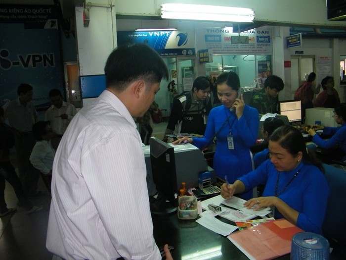 Nhân viên Nguyễn Thị Thanh Lý đang làm thủ tục vé cho một hành khách. Chị cho biết: “Vé xe ở đây đã hết lâu rồi, không còn vé đâu mà bán”.