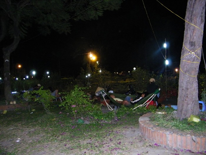 Thay phiên kẻ thức, người ngủ bên những chậu hoa, kiểng tại công viên Lê Thị Riêng (Q10).