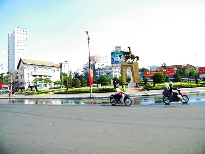 Lưa thưa xe qua lại tại vòng xoay quảng trường Quách Thị Trang (Q1).
