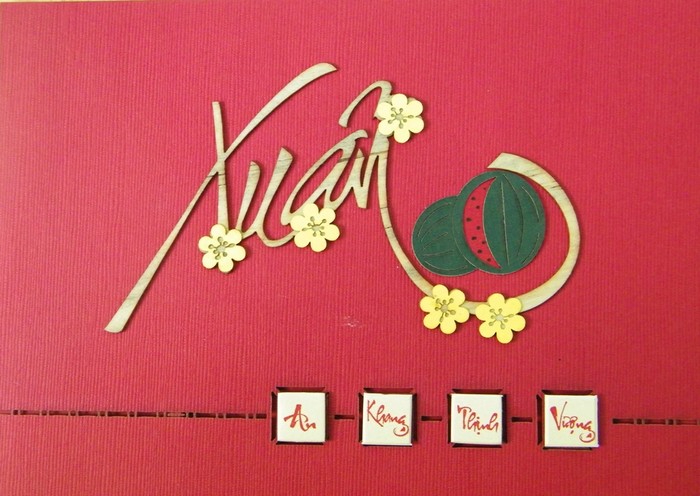 Mặt ngoài của tấm thiệp chúc xuân của Mr Đàm. Mr Đàm đã chọn tấm thiệp màu đỏ thể hiện sự may mắn và được thiết kế hoa mai vàng, dưa hấu xanh, rất “thuần” Việt Nam.