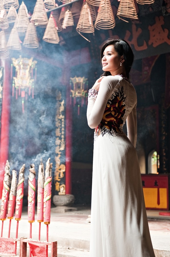 Trong không gian thiền huyền ảo khói hương, vẻ đẹp trong sáng của Hương Giang càng trở nên lung linh.