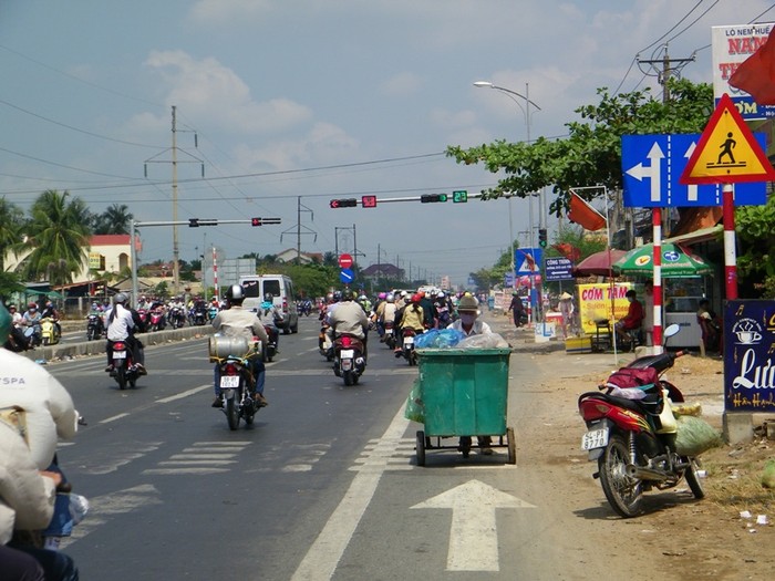 Quốc lộ 1A nối liền TP.HCM và các tỉnh đồng bằng sông Cửu Long đã bắt đầu lưa thưa xe của lao động ngoại tình về lại TP.HCM.