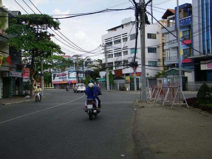 Một chiếc xe biển số tỉnh (63 – Tiền Giang) chơi vơi giữa đường phố TP.HCM vắng lặng.