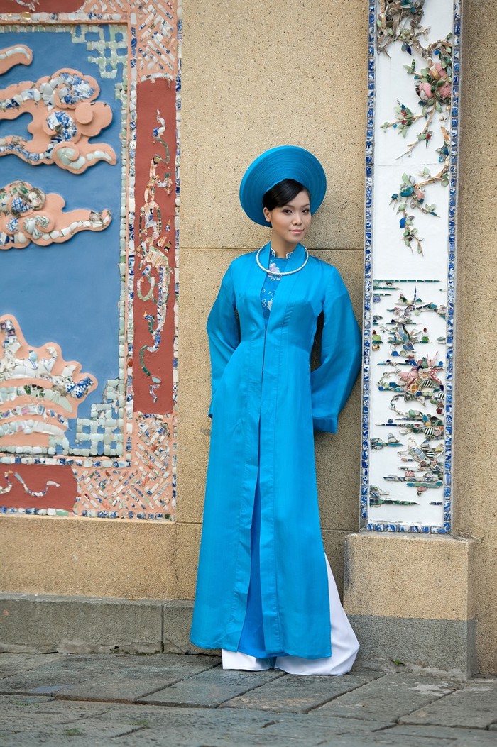Sự liên tưởng đến hoàng hậu vương triều cuối cùng của Việt Nam được khơi nguồn từ bộ trang phục và vẻ đẹp thuần phác của Thuỳ Dung.