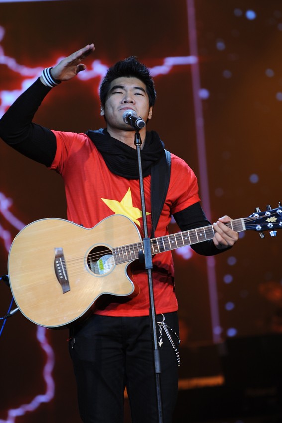 Tạ Quang Thắng đã thu hút khán giả bằng giọng hát truyền cảm và phong cách biểu diễn nam tính của mình.